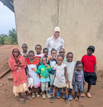 Aurelius mit einer Gruppe von Kindern